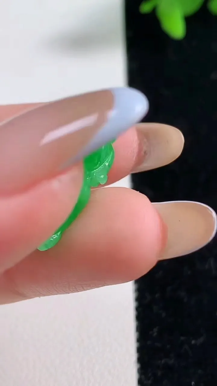 天然A货翡翠貔貅吊坠，尺寸22.6-13.4-10，重量:6.42g
11月4日