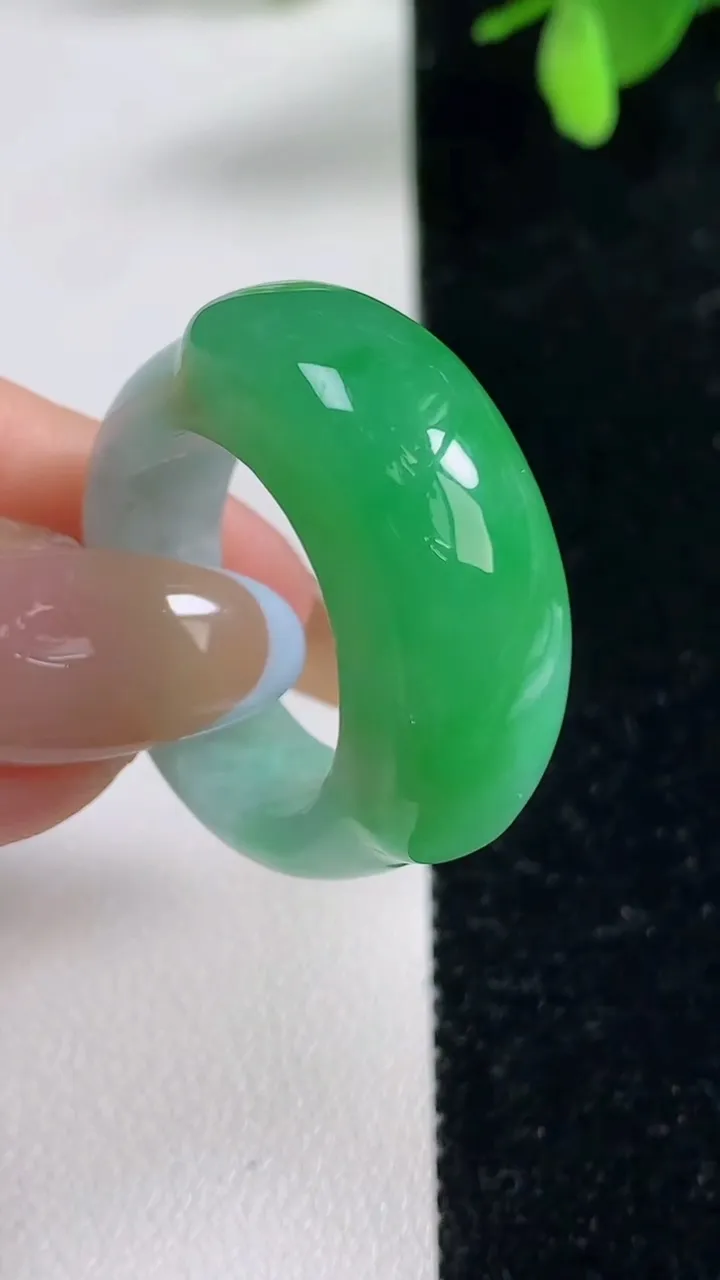 天然A货翡翠马鞍戒指 扳指，尺寸19.7-28-11-7.1，重量:11.77g2025年11月4日
工厂直销收藏佳品,种好水足，色泽均匀，有种有色，上手高大气！