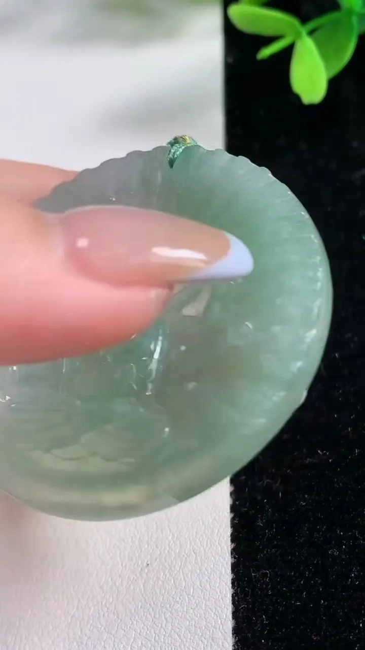 天然A货翡翠千手观音吊坠，尺寸49.1-5.2，重量:23.74g
11月4日