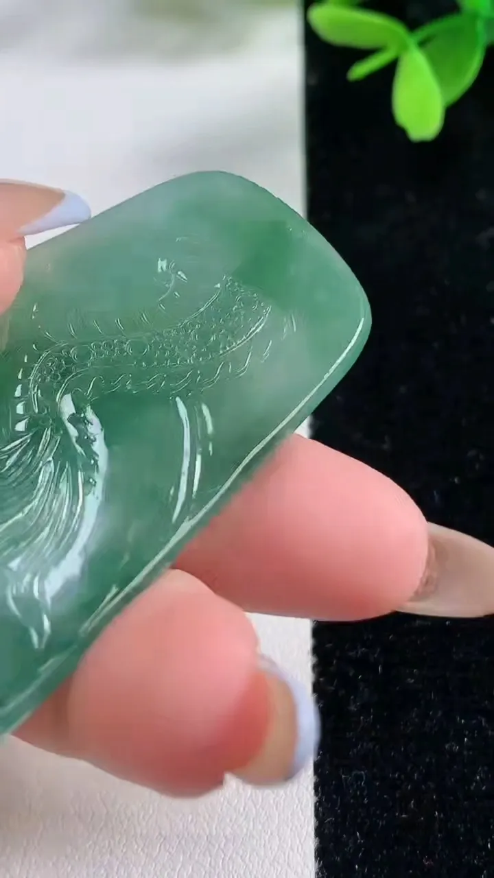 天然A货翡翠龙牌吊坠，尺寸59.6-32.6-6，重量:22.75g
11月4日