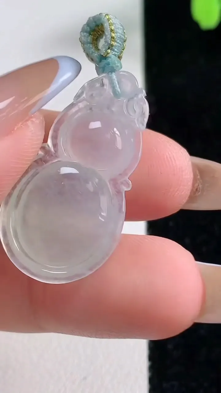 天然A货翡翠葫芦吊坠，尺寸30.4-16.5-5.5，重量:4.10g
11月4日