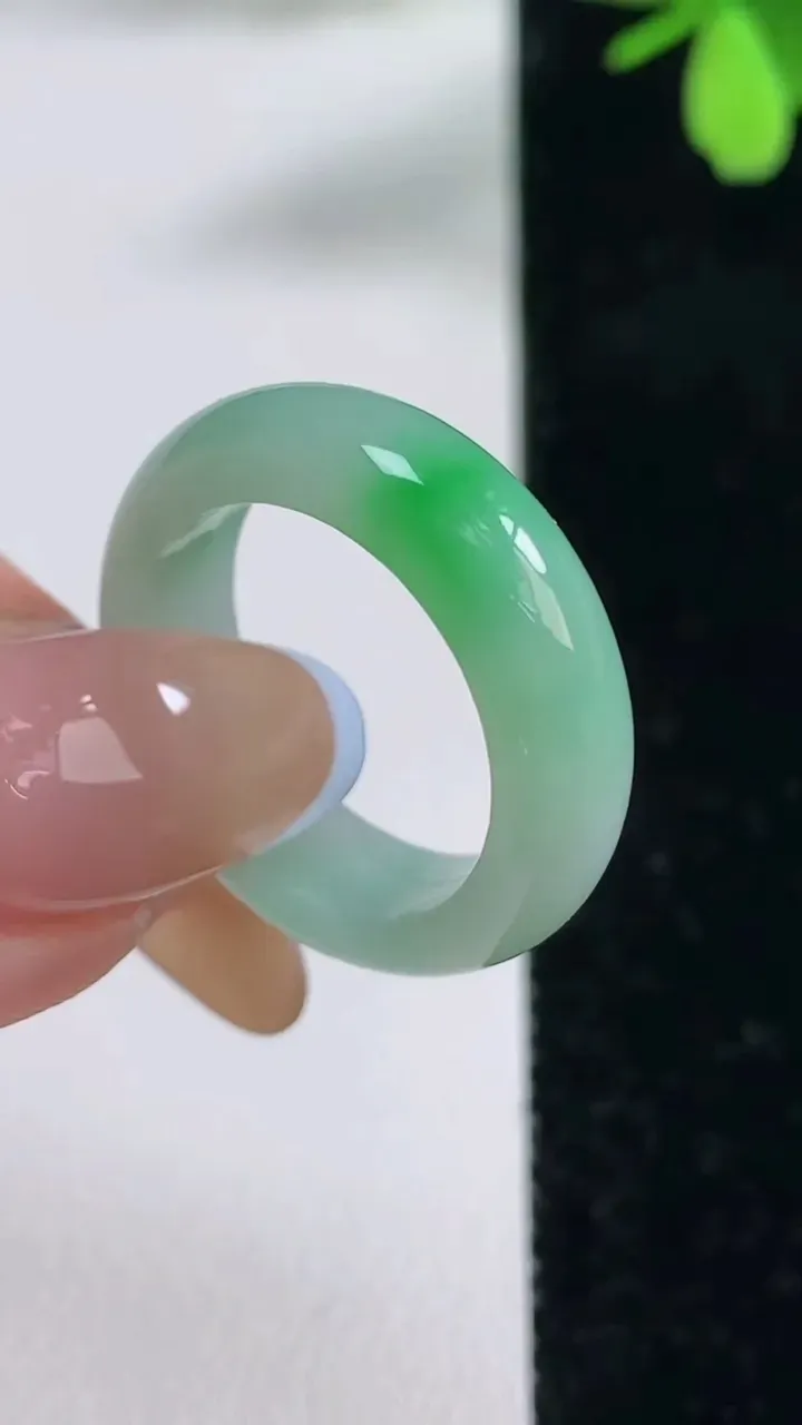 天然A货翡翠指环戒指，尺寸18-6-3.2，重量:4.62g2025年11月4日
工厂直销收藏佳品,种好水足，色泽均匀，有种有色，上手高大气！