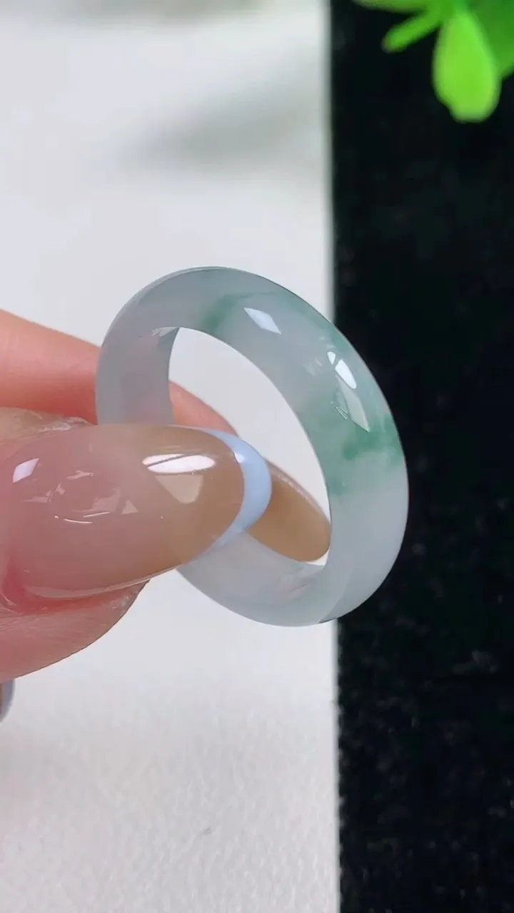 天然A货翡翠冰种飘花指环戒指，尺寸19.5-5.4-2.5，重量:3.00g2025年11月4日
工