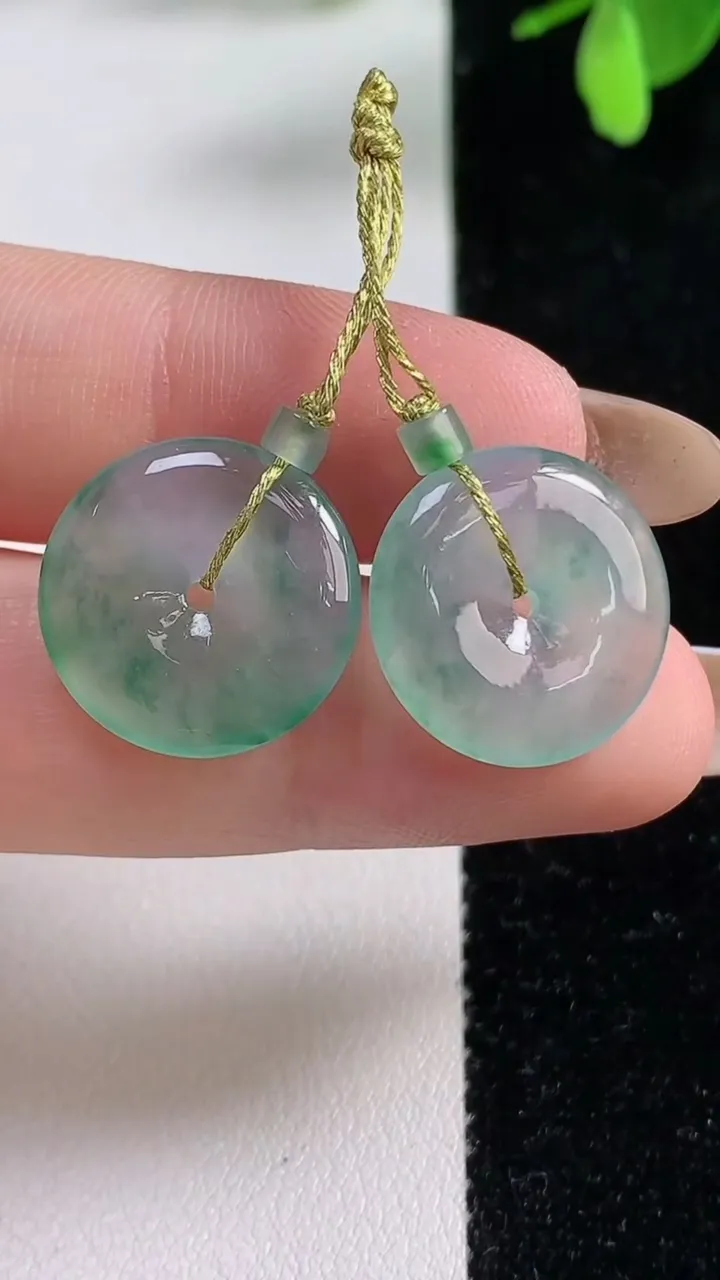 天然A货翡翠冰种飘花平安扣吊坠一对，尺寸17-3，重量:4.27g
11月4日