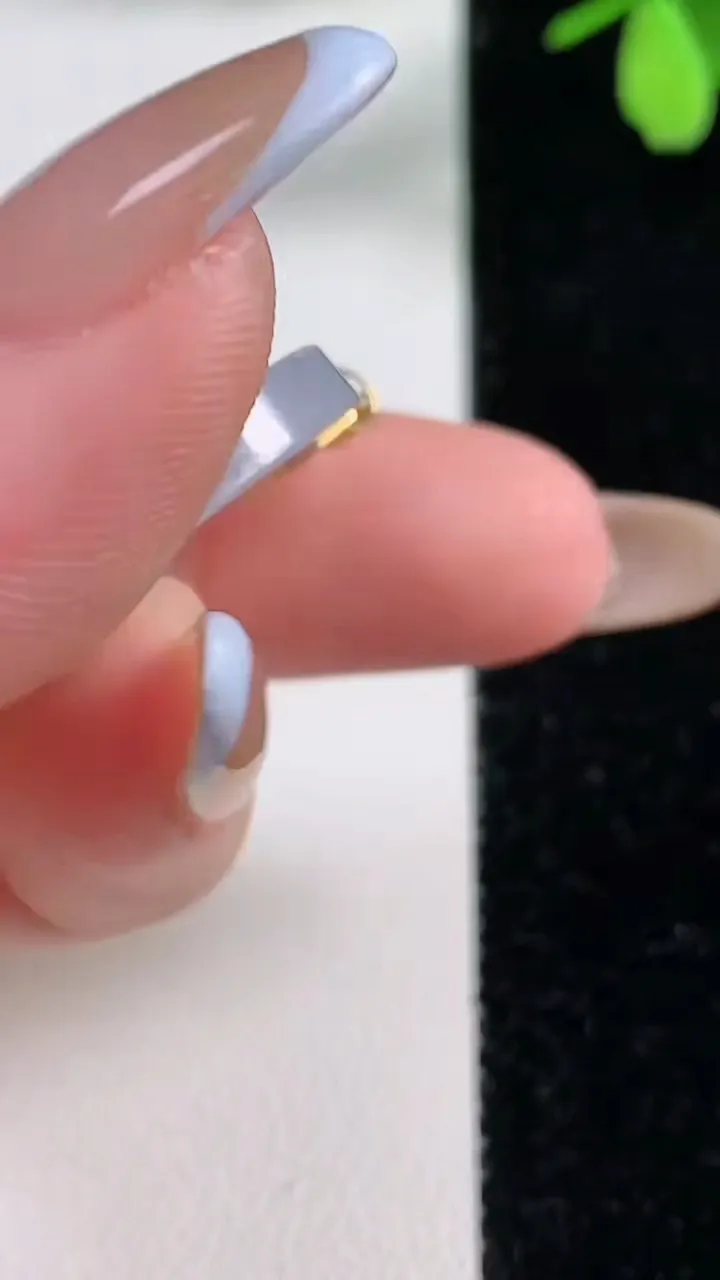 天然A货翡翠18K金紫罗兰无事牌吊坠，尺寸24.4-3.6，重量:6.27g
11月4日