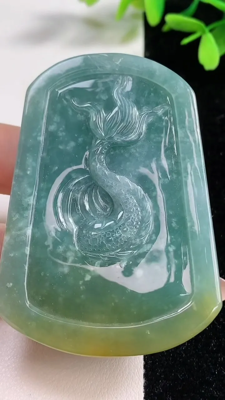 天然A货翡翠蓝水双彩龙牌吊坠，尺寸66-46-15，重:73.22g
11月4日