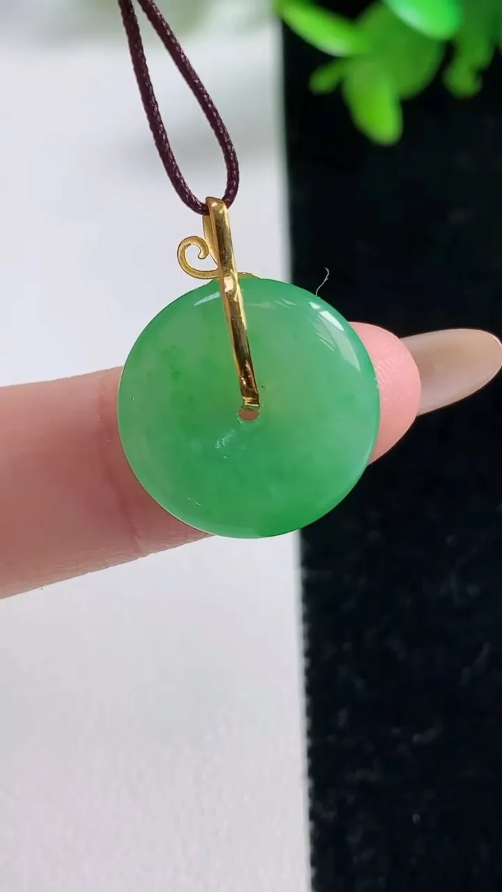 天然A货翡翠平安扣吊坠，尺寸17-3.5，重量:2.29g
11月4日