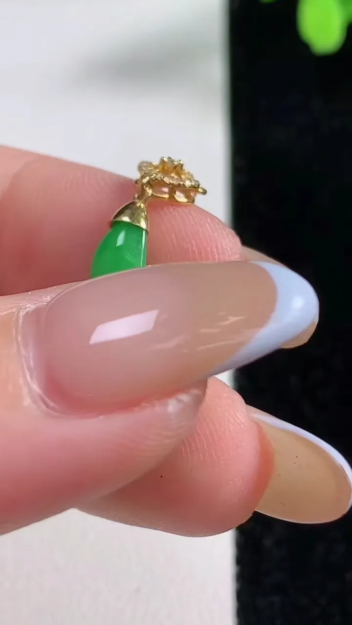 天然A货翡翠福豆吊坠，尺寸24-7.5-4.2，重量:2.64g
11月4日