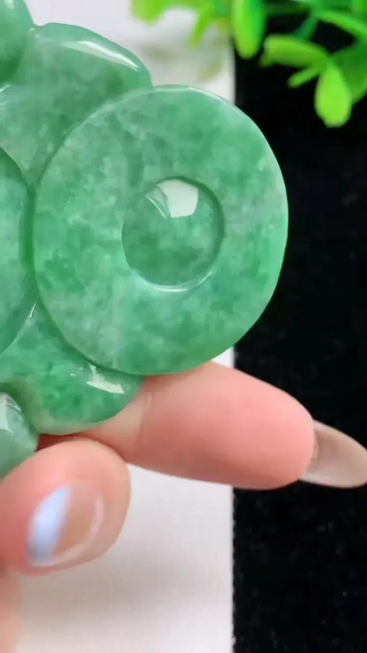 天然A货翡翠佛公吊坠，尺寸58.4-54.2-10.7，重:52.65g
11月4日