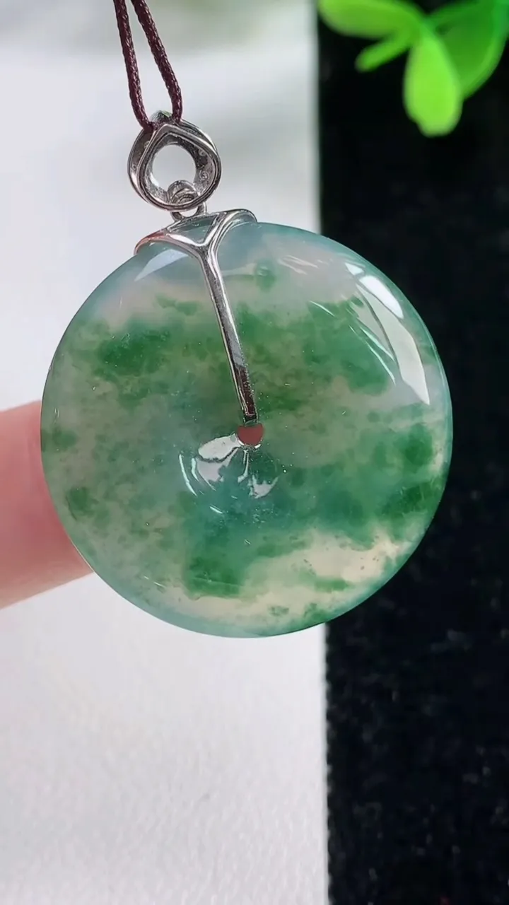 天然A货翡翠种飘花平安扣吊坠，尺寸28-4.6，重量:8.18g
11月4日