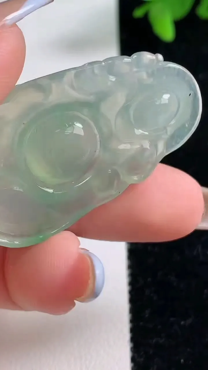 天然A货翡翠布袋佛吊坠，尺寸43.3-24.2-6.2，重量:10.36g
11月4日