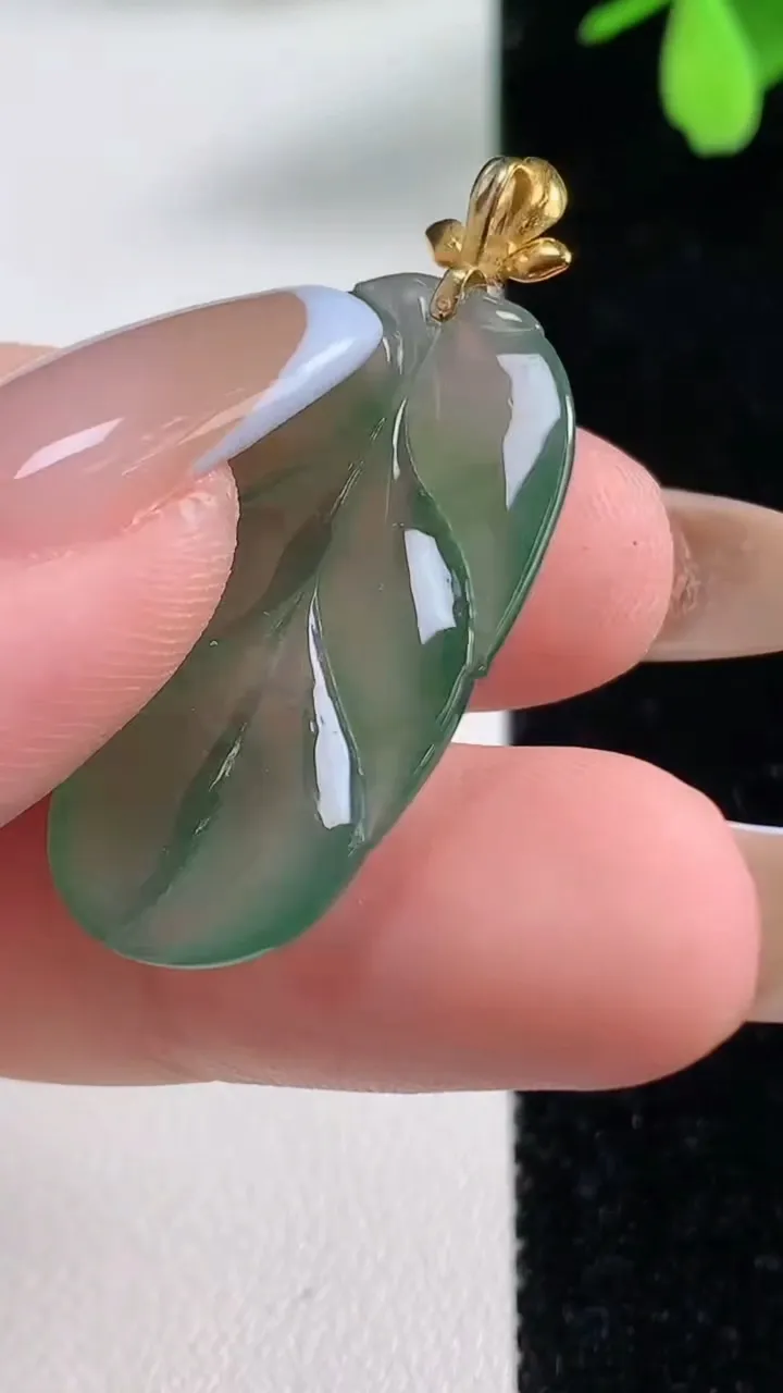天然A货翡翠金枝玉叶 叶子吊坠，尺寸30.7-17.3-4，重量:4.76g
11月4日