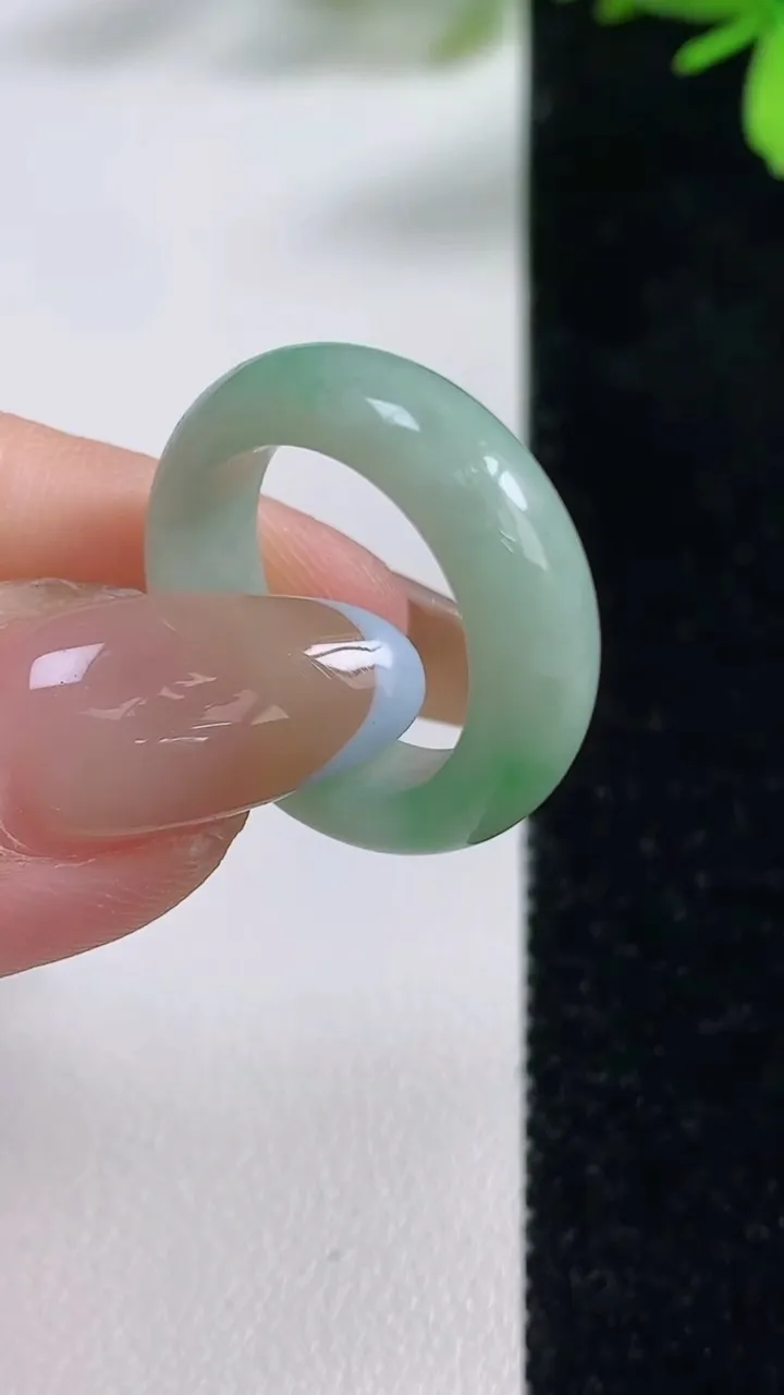 天然A货翡翠指环戒指，尺寸16.3-6.5-3.9，重:4.29g2025年11月4日
工厂直销收藏佳品,种好水足，色泽均匀，有种有色，上手高大气！