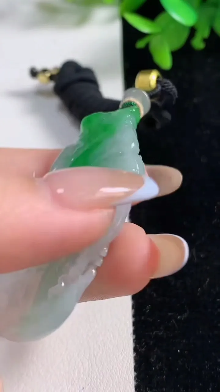 天然A货翡翠无相观音吊坠，尺寸54.6-27.4-5.9，重量:21.76g
11月4日