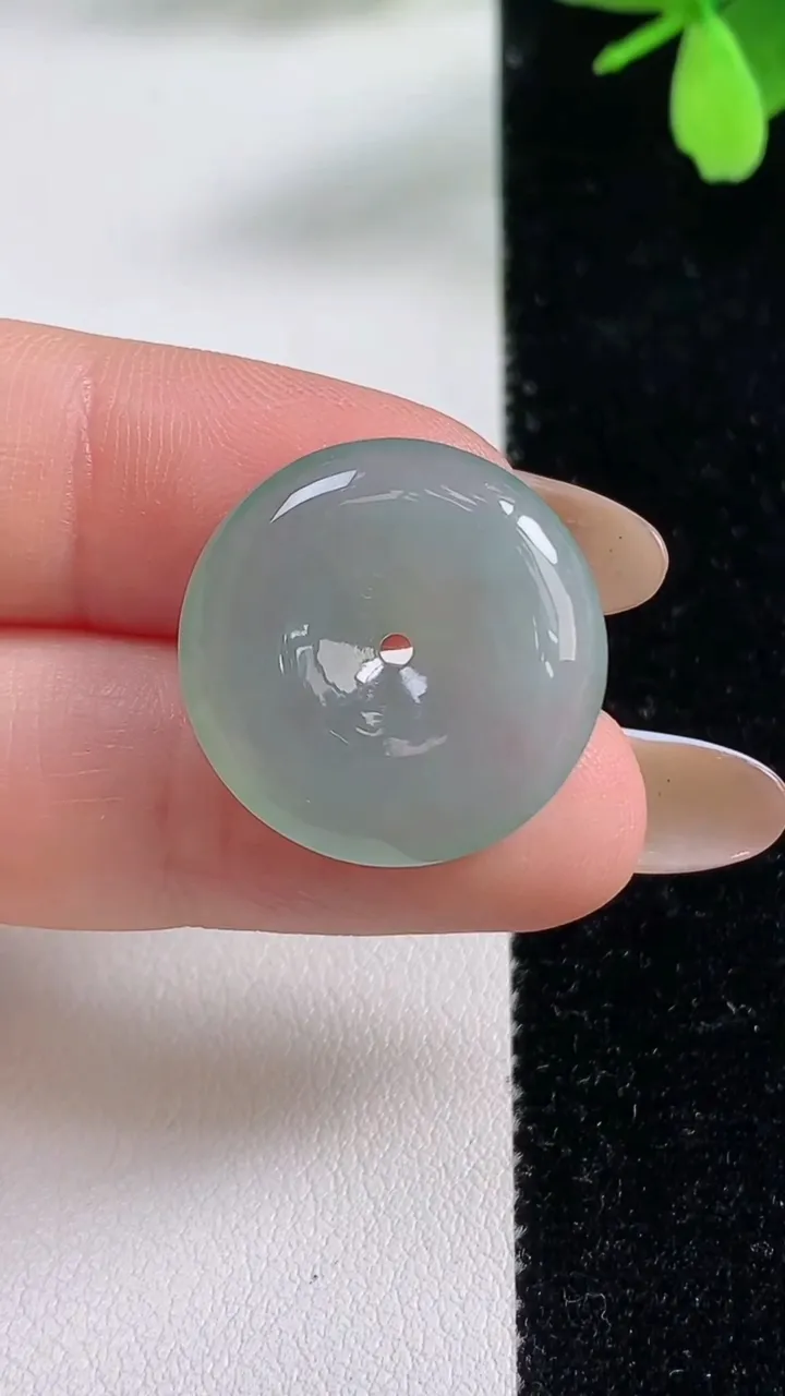 天然A货翡翠平安扣吊坠，尺寸21.2-4.6，重量:4.65g
11月4日