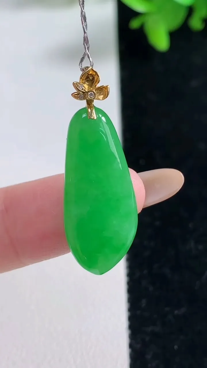 天然A货翡翠福瓜吊坠，尺寸24.2-11-3.3，重量:2.55g
11月4日