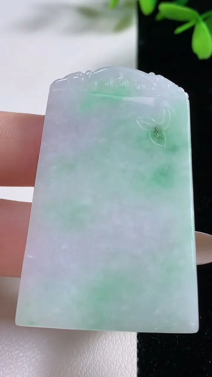 天然A货翡翠无事牌吊坠，尺寸53-35.5-4.5，重:24.29g
11月4日