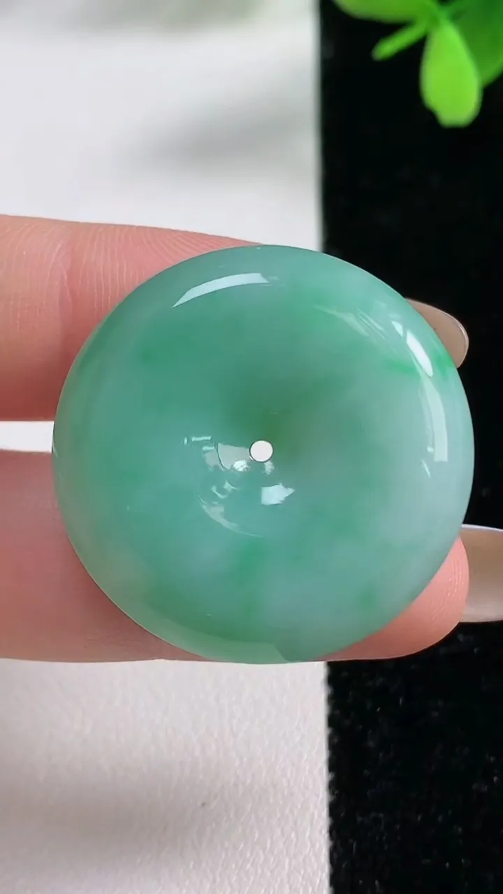 天然A货翡翠平安扣吊坠，尺寸30-6.6，重量:12.60g
11月4日