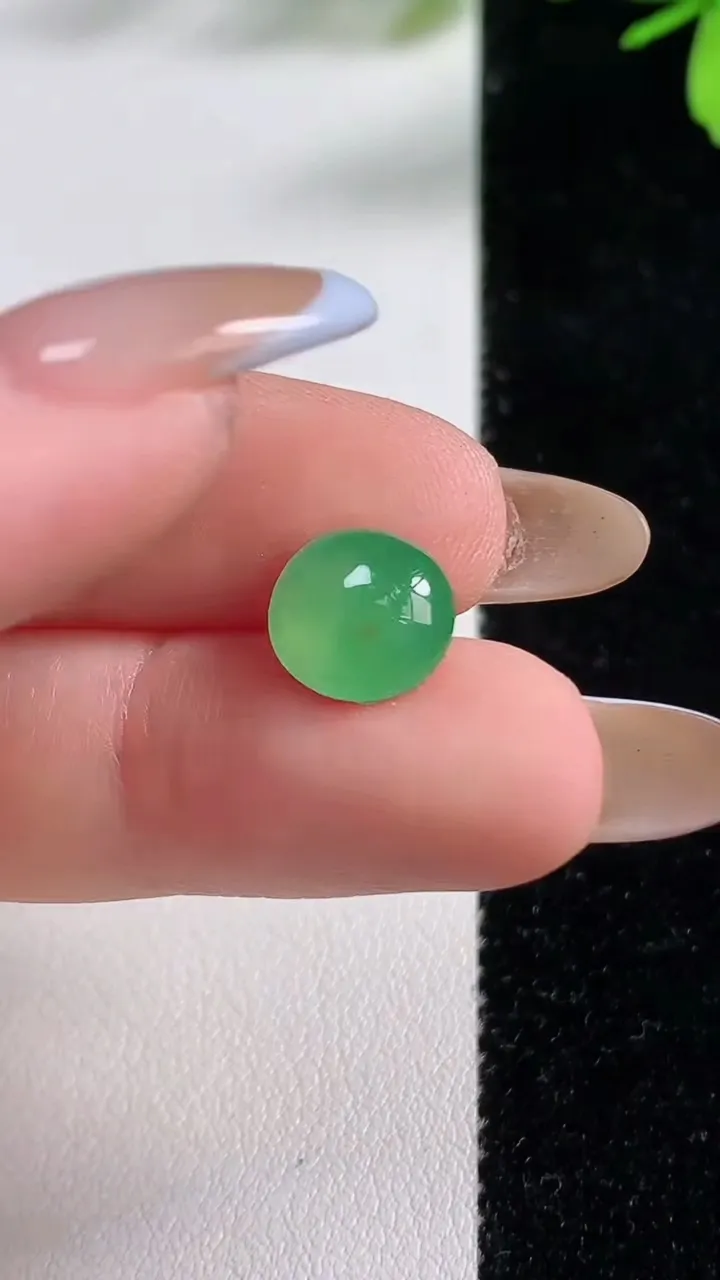 天然A货翡翠蛋面镶嵌件，尺寸9.6-9.3-4.5，重:0.68g
11月4日
