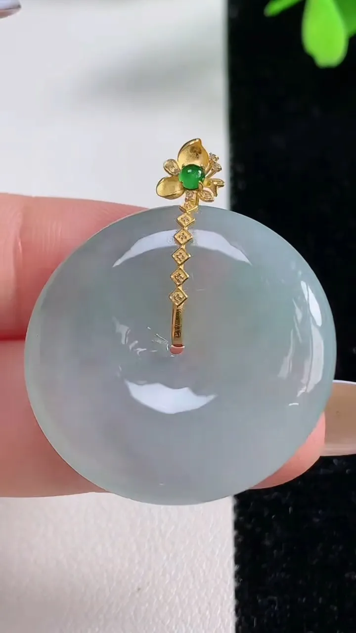 天然A货翡翠平安扣吊坠，尺寸29-5.6，重量:10.59g
11月4日