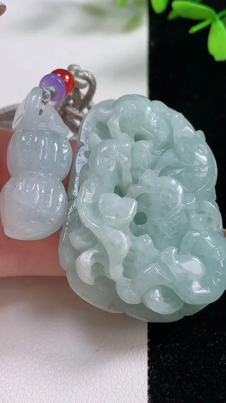 天然A货翡翠年年有余吊坠一对，尺寸52.2-37.5-13.2，重:9.63g
11月4日