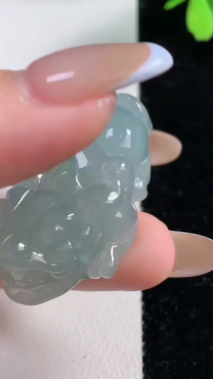 天然A货翡翠貔貅吊坠，尺寸39.6-21-13.4，重量:24.74g
11月4日