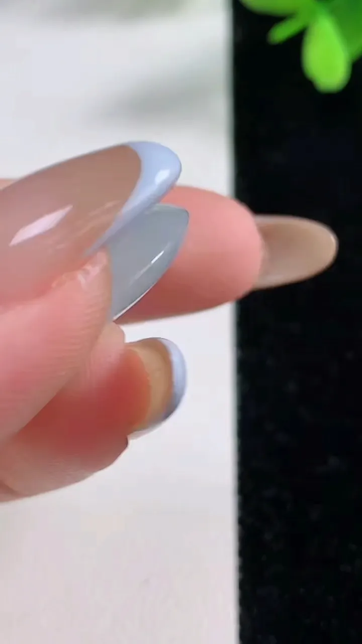 天然A货翡翠冰种飘花平安扣吊坠，尺寸25-6.4，重量:6.94g
11月4日