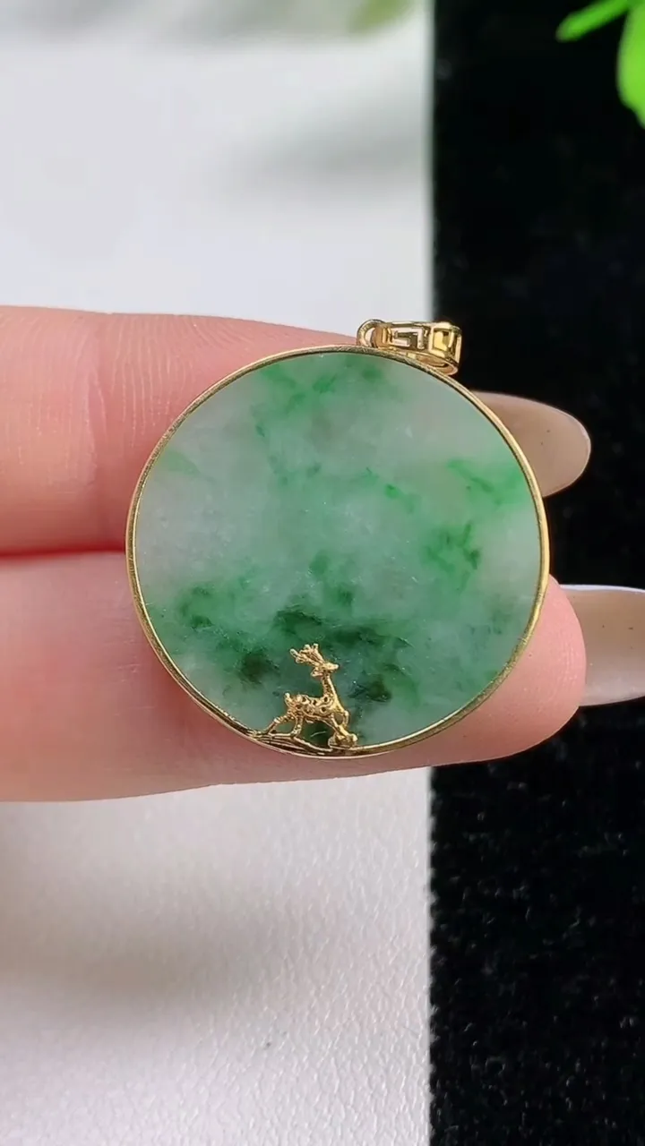 天然A货翡翠无事牌吊坠，尺寸24.6-3.5，重:4.96g
11月4日