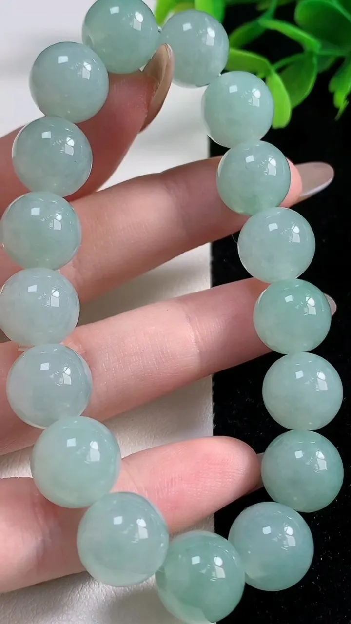 天然A货翡翠圆珠手串，尺寸12.2-17颗，重量:53.15g11月4日
工厂直销收藏佳品,种好水足