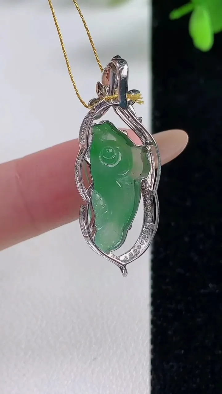 天然A货翡翠年年有余吊坠，尺寸34-13.3-7，裸石19.3-10.9重量:3.37g
11月4日
