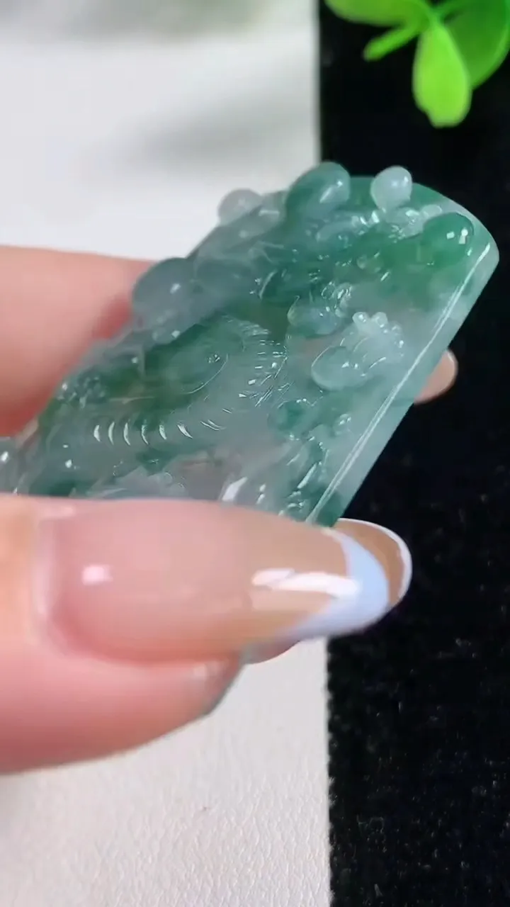 天然A货翡翠冰种飘花龙牌吊坠，尺寸53.5-37.7-4.5，重量:20.27g
11月4日