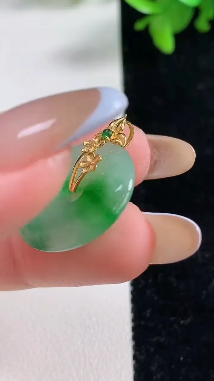 天然A货翡翠平安扣吊坠，尺寸20.9-3.6，重量:3.93g
11月4日