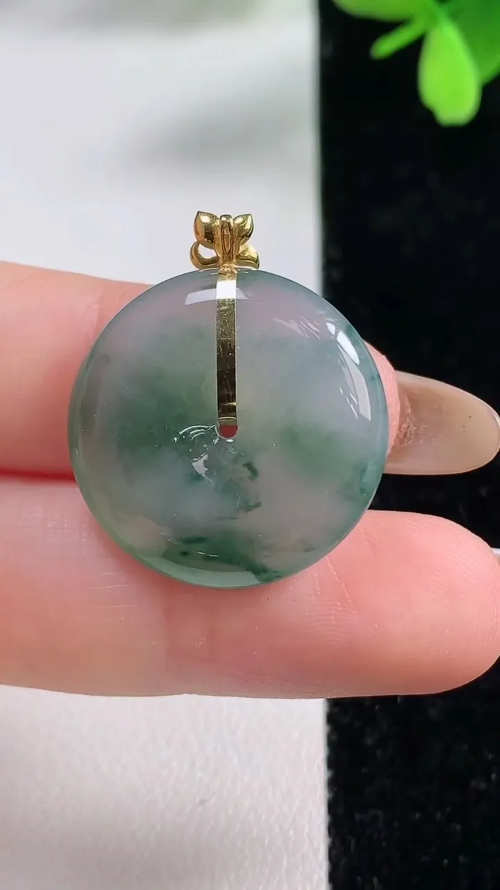 天然A货翡翠种飘花平安扣吊坠，尺寸22.4-5，重量:5.45g
11月4日