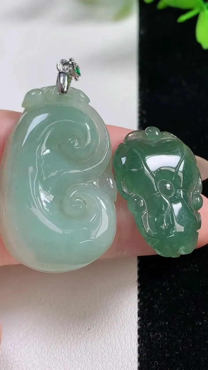 天然A货翡翠如意吊坠一对，尺寸38.8-24-6，重:10.85g
11月4日