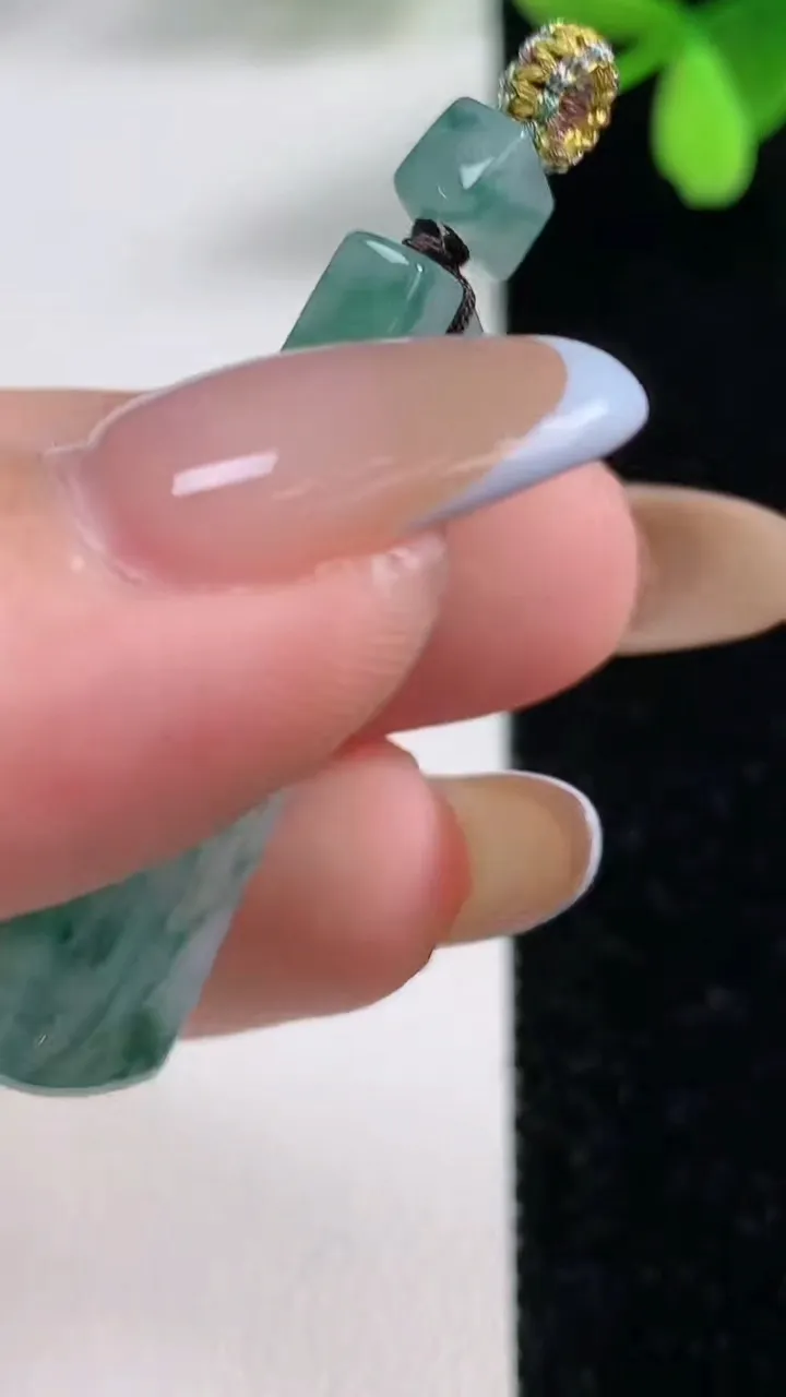 天然A货翡翠冰种飘花无事牌吊坠，尺寸36.5-16-3.8，重量:6.80g
11月4日