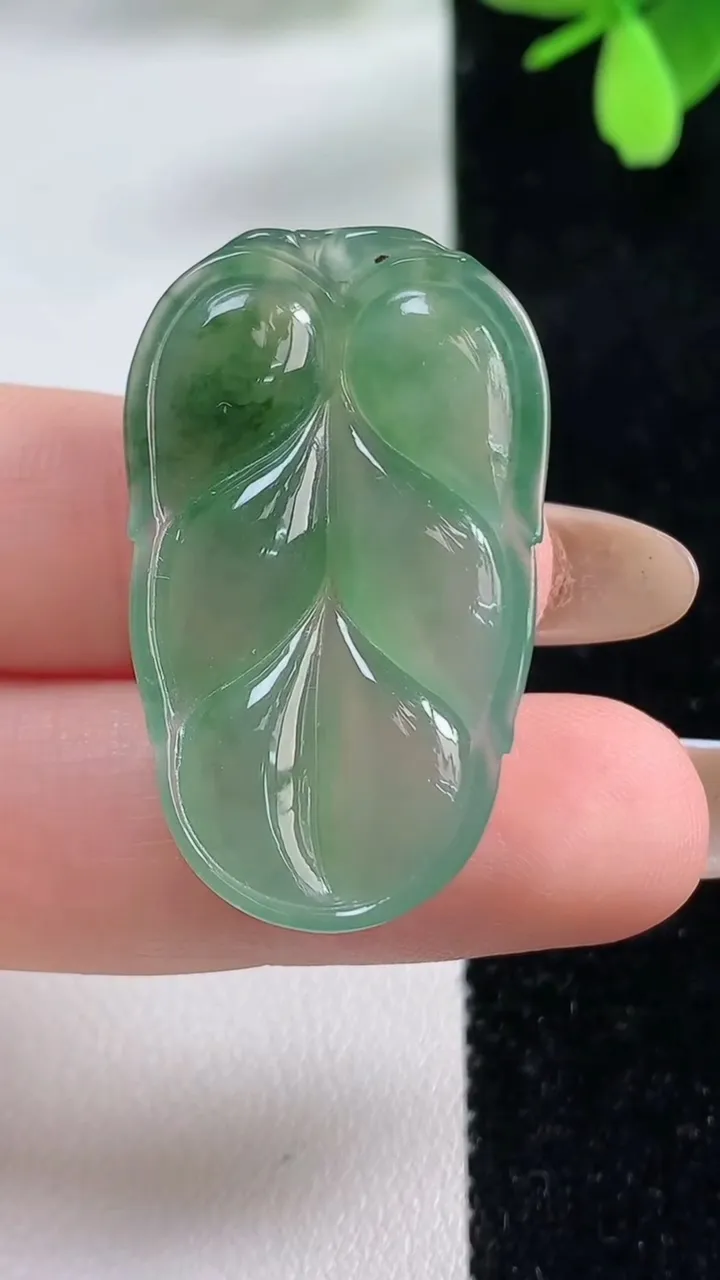 天然A货翡翠金枝玉叶 叶子吊坠，尺寸35-21-5.1，重量:7.34g
11月4日