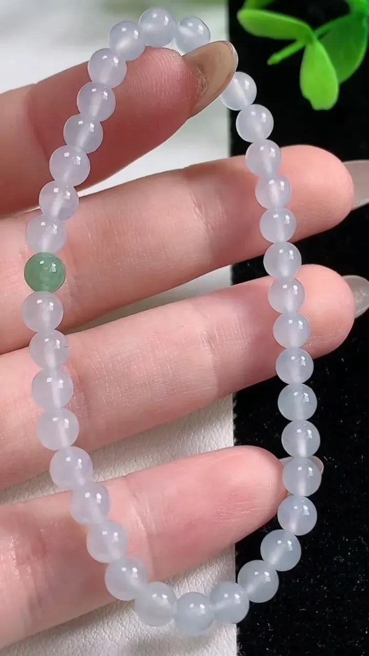 天然A货翡翠种白冰圆珠手串，尺寸4.8-37颗，重量:7.43g11月4日
工厂直销收藏佳品,种好水足，色泽均匀，有种有色，上手高大气！