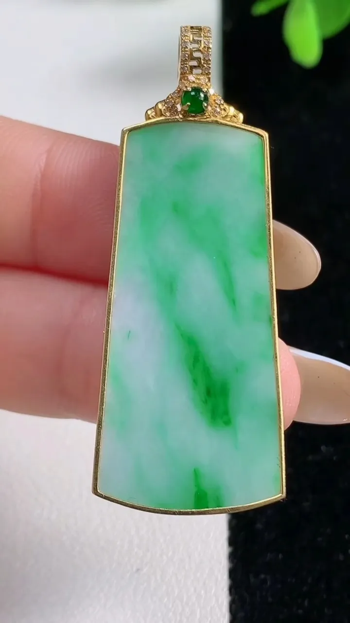 天然A货翡翠无事牌吊坠，尺寸39.6-18.6-3.5，重量:7.30g
11月4日