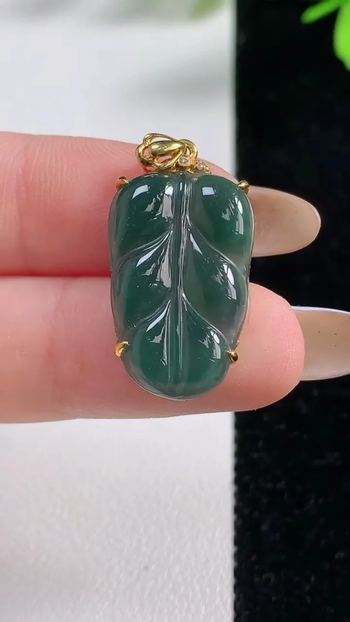 天然A货翡翠k金蓝水金枝玉叶 叶子吊坠，尺寸30-14.5-3.8，重:2.42g
11月4日