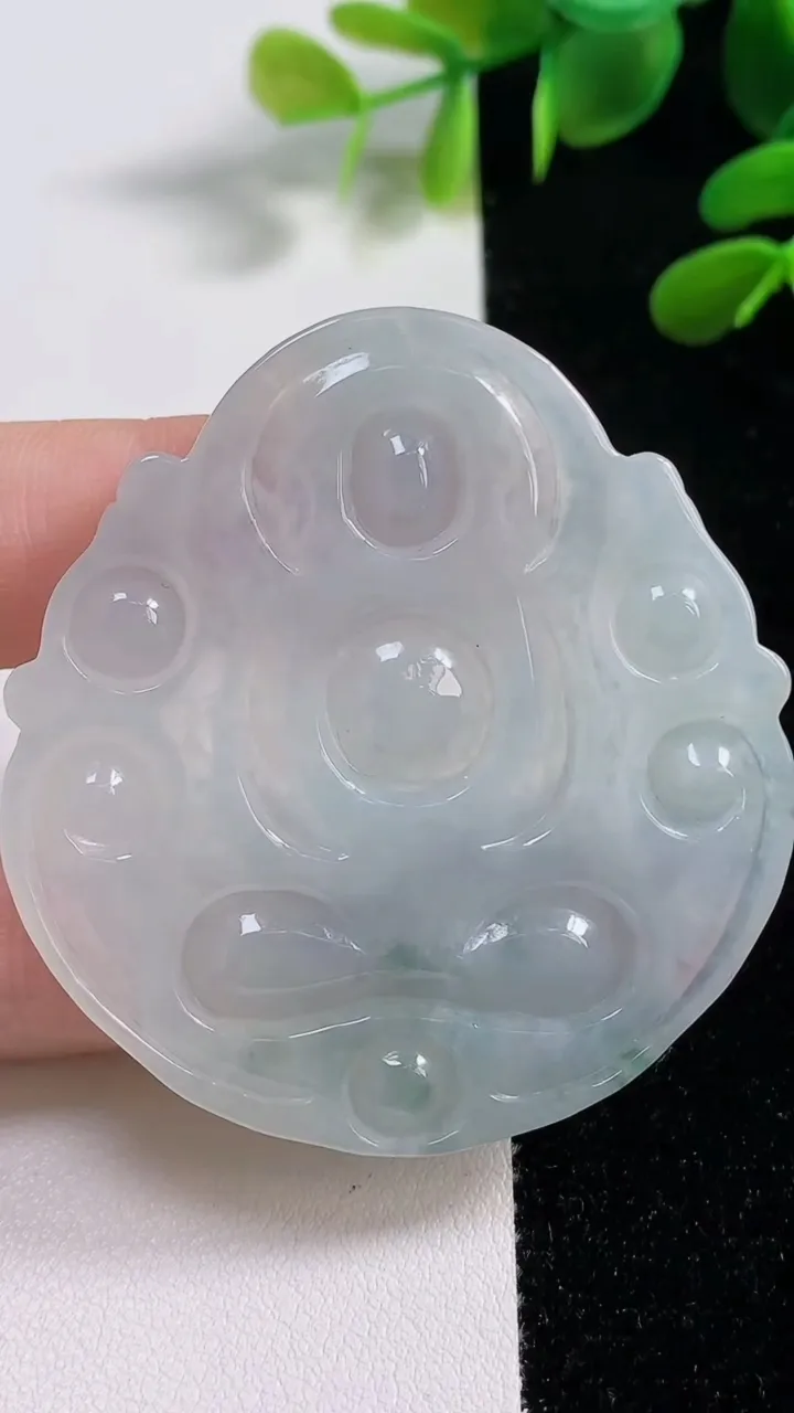 天然A货翡翠飘花度母观音吊坠，尺寸53.5-51-5.5，重:25.02g
11月4日