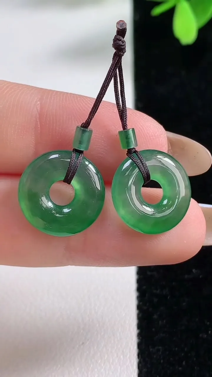 天然A货翡翠平安环吊坠一对，尺寸14-2.8，重量:2.40g
11月4日