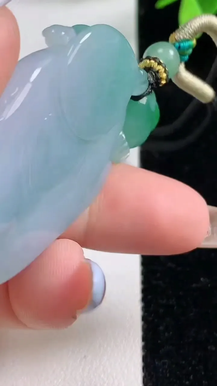 天然A货翡翠财神爷吊坠，尺寸44.4-27-11.8，重量:30.87g
11月4日