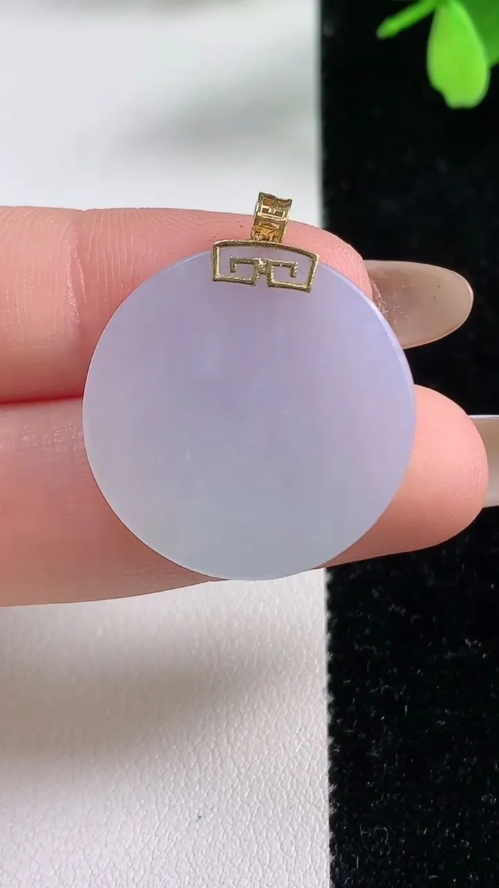 天然A货翡翠18K金紫罗兰无事牌吊坠，尺寸24.4-3.6，重量:6.27g
11月4日