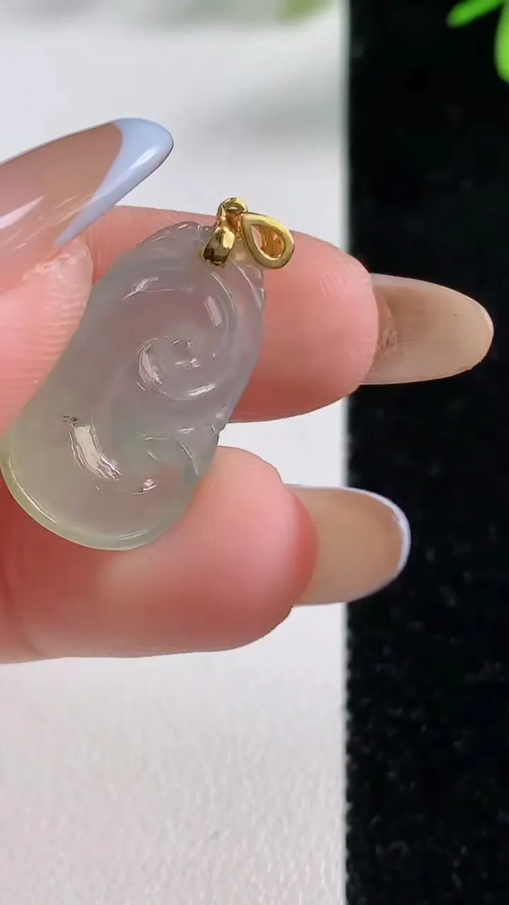 天然A货翡翠如意吊坠，尺寸22-13.3-4.5，重:2.53g
11月4日