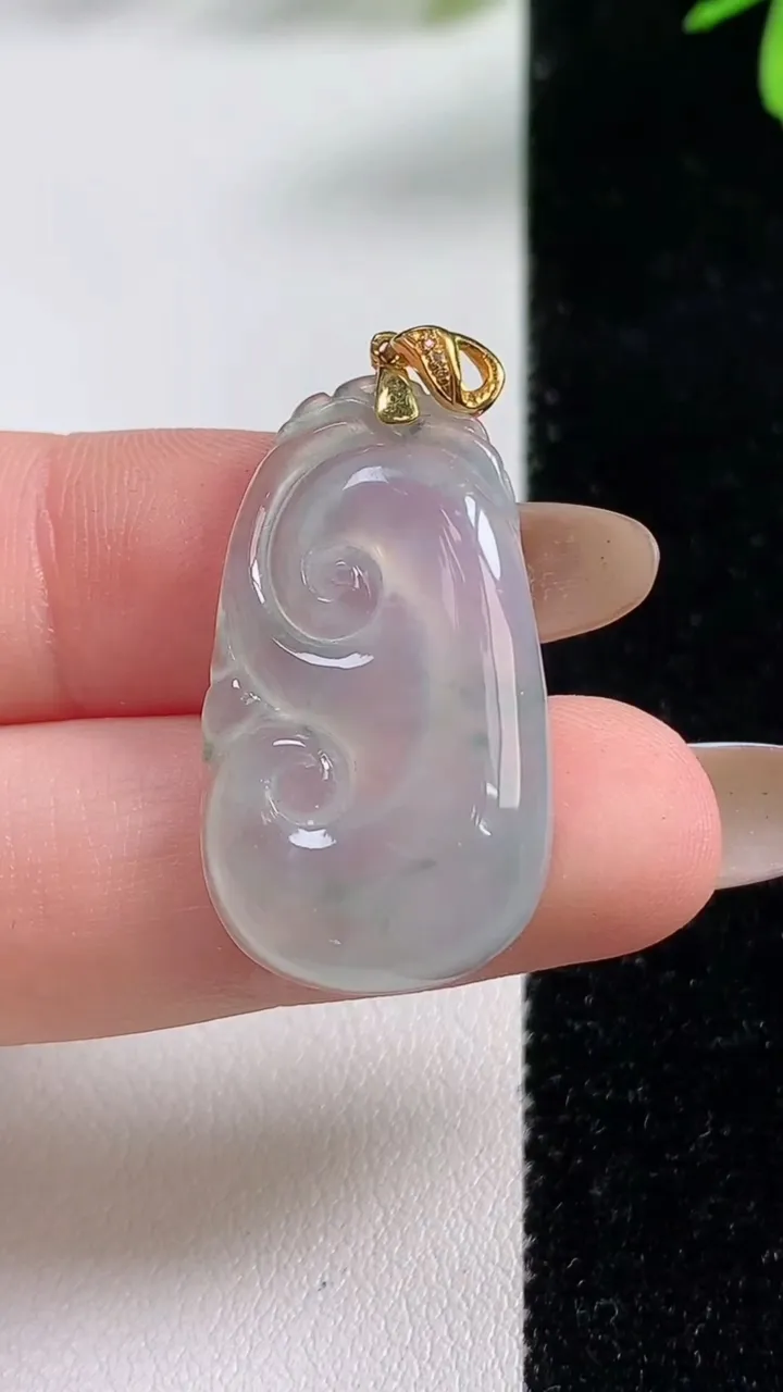 天然A货翡翠种飘花如意吊坠，尺寸29-16.5-5，重:3.95g
11月4日