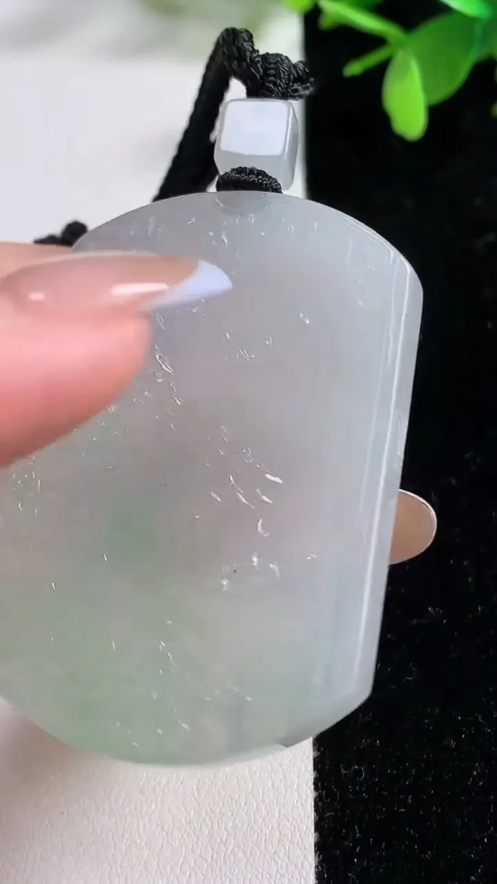 天然A货翡翠山水牌吊坠，尺寸52.2-38-5.8，重量:33.93g
11月4日