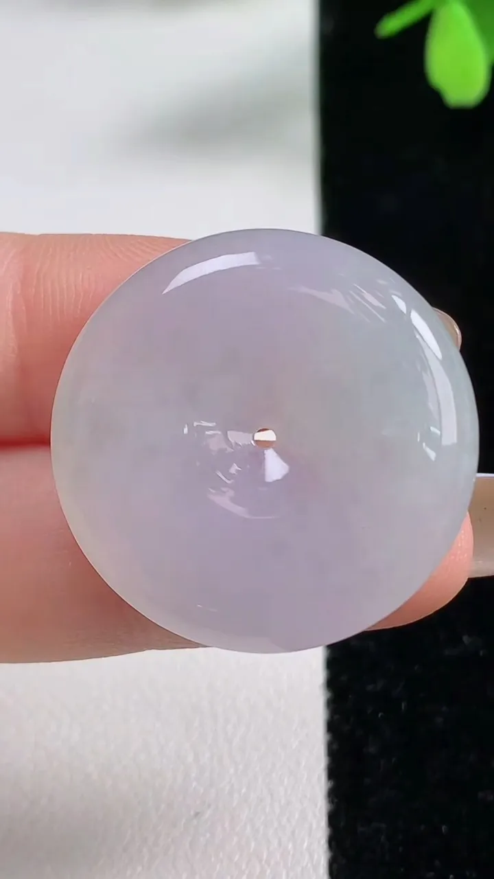 天然A货翡翠平安扣吊坠，尺寸28.2-5.5，重量:9.01g
11月4日