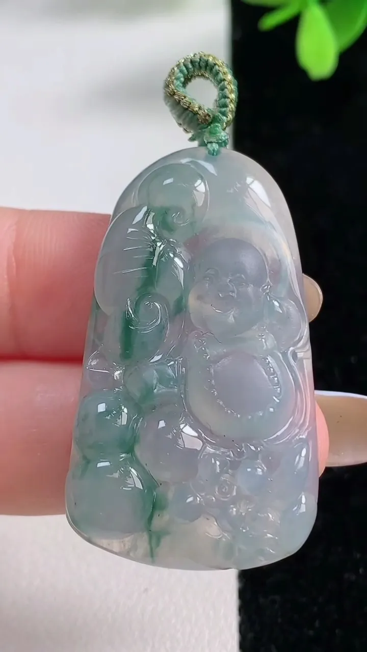 天然A货翡翠冰种飘花逍遥佛吊坠，尺寸40.6-23.2-5，重量:9.57g
11月4日