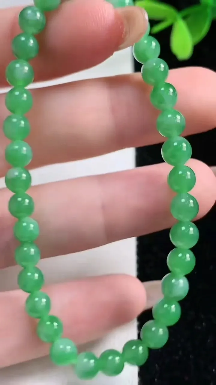 天然A货翡翠圆珠手串，尺寸5.1-34颗，重量:8.53g11月4日
工厂直销收藏佳品,种好水足，色泽均匀，有种有色，上手高大气！