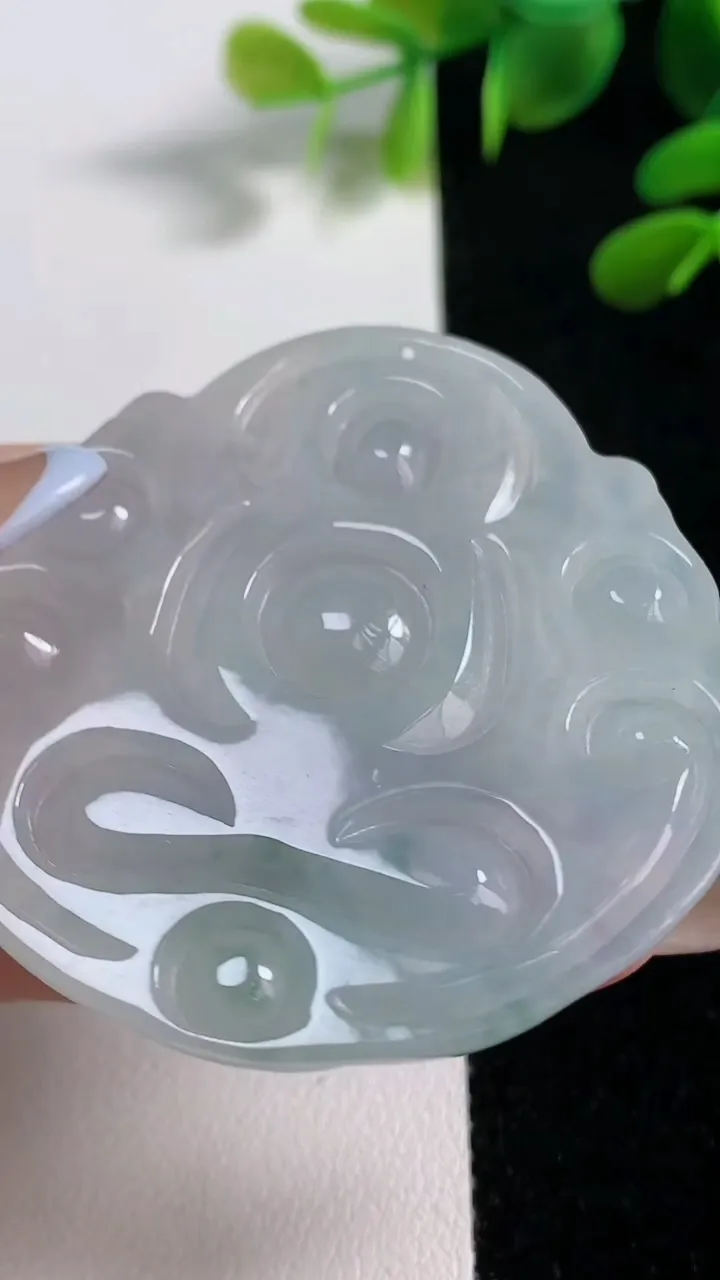 天然A货翡翠飘花度母观音吊坠，尺寸53.5-51-5.5，重:25.02g
11月4日